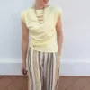 Camiseta Hombrera Detalle Dorado Amarilla