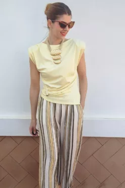 Camiseta Hombrera Detalle Dorado Amarilla