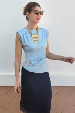 Camiseta Hombrera Detalle Dorado Celeste