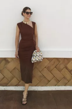 Vestido Fruncido Escote Asimétrico Chocolate