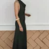 Vestido Satinado Al Cuello Chocolate